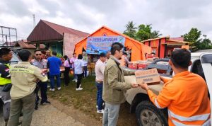 PT ITM Group saat droping kebutuhan pokok untuk korban banjir di Kabupaten Kubar