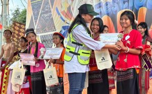 Community Development Head PT BEK, Kristinawati menyerahkan hadiah dan piagam kepada peserta Festival Sarut