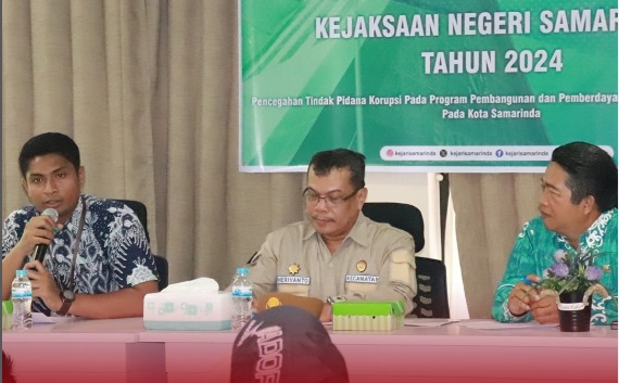 Kasubsi A pada Seksi Intelijen Kejari Samarinda Jonathan Bernadus Ndaumanu, S.H (paling kiri)