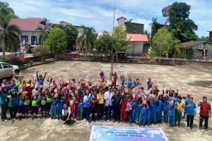 Murid SDN 012 dan 014 Damai bersama guru dan dokter foto bersama setelah sosialisasi