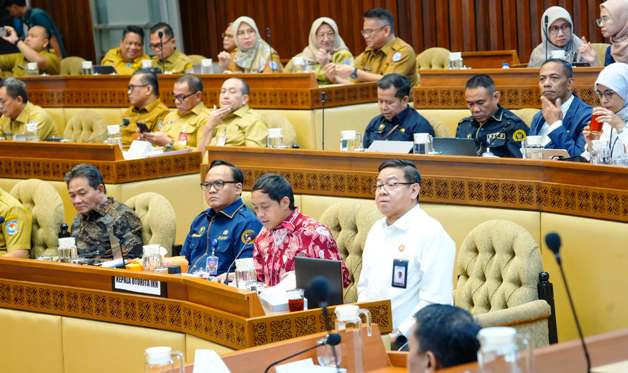 Plt. Wakil Kepala OIKN Raja Juli Antoni (baju merah)