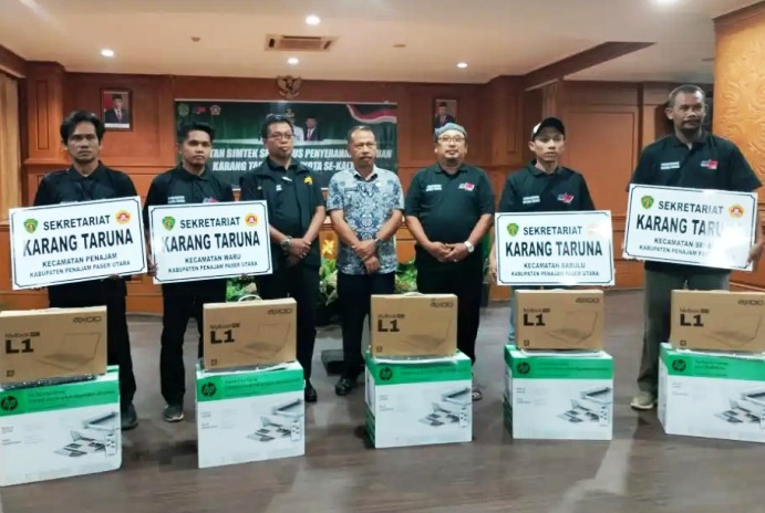 Suasana dalam pelatihan Digital Marketing Disdikpora PPU dibalut dengan penyerahan bantuan