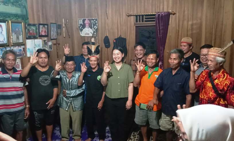 Calon Bupati Mahakam Ulu Nomor Urut 3 Owena Mayang Shari bersama warga Nyaringan