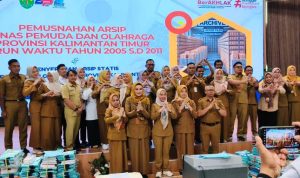 Foto bersama saat pemusnahan arsip di Dispora Kaltim