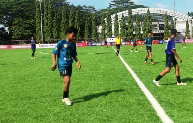 Suasan pertandingan di Piala Gubernur Kaltim U-13