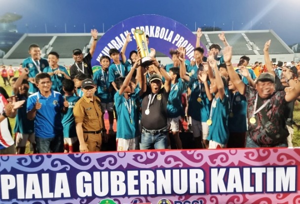 Suasana dalam penyerahan piala bagi pemenang pada Piala Soeratin 2024, Senin