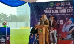 Plh Kadispora Kaltim Sri Wartini saat membuka Piala Soeratin untuk kategori U-13 dan U-15