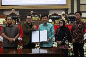 Suasana penandatanganan pengesahan APBD Kukar 2025