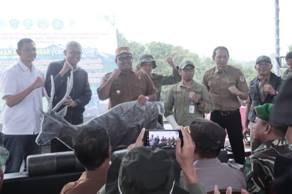 Suasana seremoni penyerahan rusa sambar