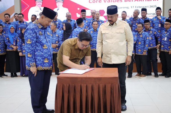 Penandatanganan implementasi ASN BerAKHLAK