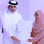 Alfia saat menerima hadiah juara 4 dalam MTQ internasional di Qatar