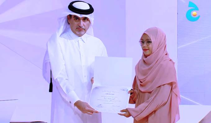 Alfia saat menerima hadiah juara 4 dalam MTQ internasional di Qatar