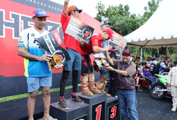 Bupati Kukar menyerahkan hadiah dalam Kejuaran Grasstrack dalam Rangka Event Trail Hardenduro Borneo (Hero) Tahun 2025 di Sirkuit Loa Tebu Kecamatan Tenggarong