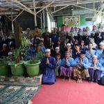 DWP Kukar bersama pengurus dan santri Pondok Pesantren Al Farisyah Hasyim, Desa Rapak Lambur Kecamatan Tenggarong,