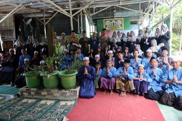 DWP Kukar bersama pengurus dan santri Pondok Pesantren Al Farisyah Hasyim, Desa Rapak Lambur Kecamatan Tenggarong,