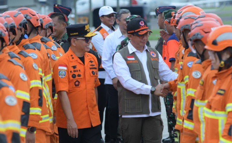 Kepala BNPB Letjen TNI Suharyanto bersama Deputi Bidang OPPK Laksda TNI R. Eko Suyatno saat melepas Tim INASAR ke Myanmar