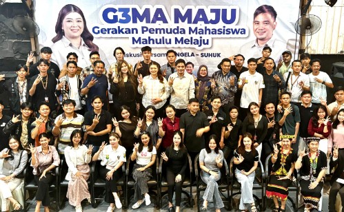 Angela-Suhuk foto bersama saat berdiskusi dengan mahasiswa