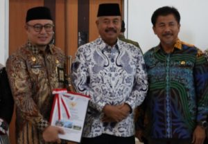 Bupati Kukar (tengah)