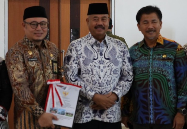 Bupati Kukar (tengah)
