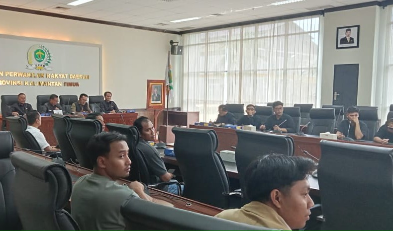 Suasana pertemuan antara DPRD Kaltim dan Forum Peduli Masyarakat Mahulu.