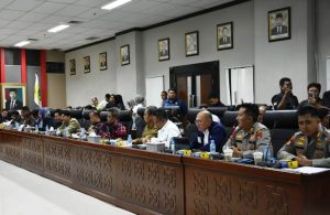 Suasana RDP tentang kapal menabrak Jembatan Mahakam I