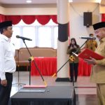 Bupati Kukar saat melantik Pj Kades Long Beleh Modang