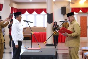 Bupati Kukar saat melantik Pj Kades Long Beleh Modang