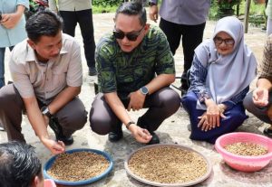 Sekda Kukar (kiri)