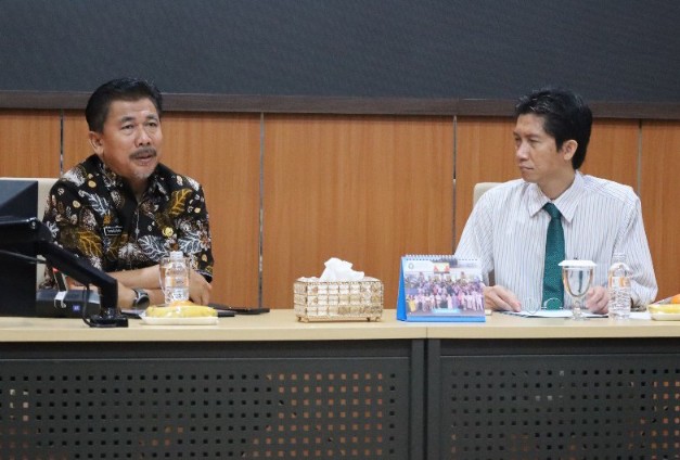Sekda Kukar Sunggono (kiri) saat berada di Undip Semarang. (Ist/ Prokom Kukar)