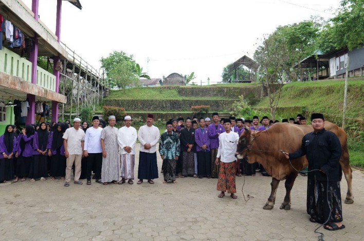 Penyerahan sapi kurban