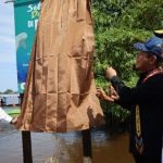 Dari kiri ke kanan: Bupati Kukar, Menteri LH, dan Gubernur Kaltim, mendampingi menteri membuka selubung papan nama Desa Pela.