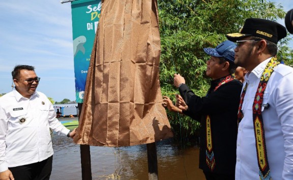 Dari kiri ke kanan: Bupati Kukar, Menteri LH, dan Gubernur Kaltim, mendampingi menteri membuka selubung papan nama Desa Pela.