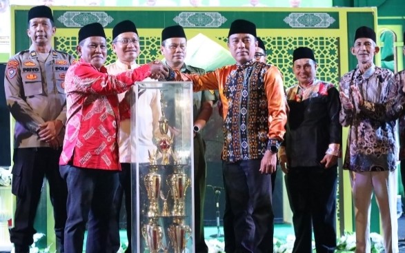 Penyerahan piala