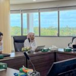 Direktur Perencanaan Mikro Otorita IKN, Mirwansyah Prawiranegara (kanan) bersama Deputi Bidang Perencanaan dan Pertanahan Otorita IKN, Mia Amalia (tengah) dan Deputi Bidang Transformasi Hijau dan Digital Otorita IKN, Agung Indrajit (kiri) mendiskusikan implementasi NusaPadu di Kantor Otorita IKN