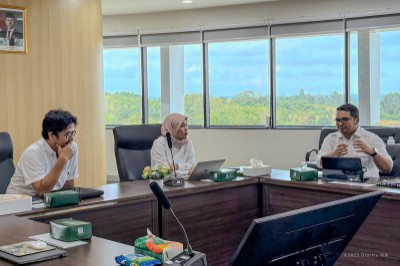 Direktur Perencanaan Mikro Otorita IKN, Mirwansyah Prawiranegara (kanan) bersama Deputi Bidang Perencanaan dan Pertanahan Otorita IKN, Mia Amalia (tengah) dan Deputi Bidang Transformasi Hijau dan Digital Otorita IKN, Agung Indrajit (kiri) mendiskusikan implementasi NusaPadu di Kantor Otorita IKN