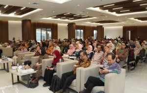Seminar Nasional dengan tema “Mendaulatkan Bahasa, Merajut Bangsa, Menembus Dunia”.