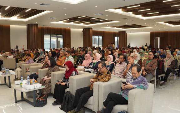 Seminar Nasional dengan tema “Mendaulatkan Bahasa, Merajut Bangsa, Menembus Dunia”.