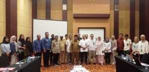 Tim M4CR dan narasumber foto bersama saat bimtek. (Foto: Ist/ M4CR/ AB Arif)