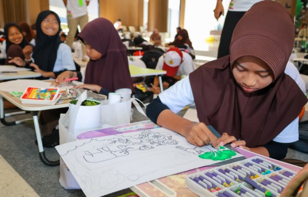 Keterangan foto : Otorita IKN menyelenggarakan beragam kegiatan edukatif untuk siswa SD hingga SMA di wilayah delineasi IKN mengenai satwa dan ekosistem Kalimantan dalam rangka World Wildlife Conservation Day 2025 pada Sabtu (13/12/2025) di Kantor Kemenko 3 IKN.