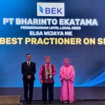 Elsa Wijaya (tengah) saat menerima penghargaan Local Hero. (Foto: Ist/ BEK)