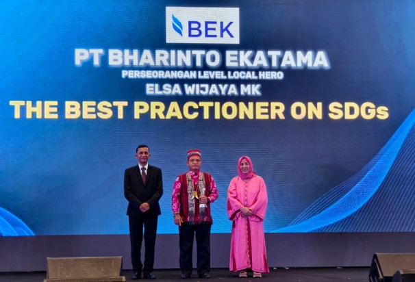 Elsa Wijaya (tengah) saat menerima penghargaan Local Hero. (Foto: Ist/ BEK)