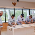 Keterangan foto : Kepala Otorita IKN Basuki Hadimuljono bersama para pejabat perbendaharaan Otorita IKN menandatangani pakta integritas sebagai komitmen mewujudkan pengelolaan keuangan negara yang akuntabel, transparan, dan bebas konflik kepentingan, seiring turunnya DIPA Otorita IKN Tahun Anggaran 2026 senilai Rp6 triliun, di Kantor Otorita IKN, Nusantara, Rabu (31/12/2025).