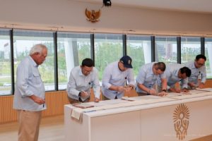 Keterangan foto : Kepala Otorita IKN Basuki Hadimuljono bersama para pejabat perbendaharaan Otorita IKN menandatangani pakta integritas sebagai komitmen mewujudkan pengelolaan keuangan negara yang akuntabel, transparan, dan bebas konflik kepentingan, seiring turunnya DIPA Otorita IKN Tahun Anggaran 2026 senilai Rp6 triliun, di Kantor Otorita IKN, Nusantara, Rabu (31/12/2025).