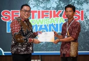 Sertifikasi pemandu ekowisata hasil kolaborasi antara OIKN, Sekretariat Kerja Bersama Bank Indonesia, dan Lembaga Sertifikasi Pariwisata Jana Dharma Indonesia di Multifuntion Hall Kantor Bersama 3, KIPP Nusantara, pada Selasa (3/2/2026). (Foto/ Humas OIKN)