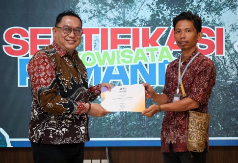Sertifikasi pemandu ekowisata hasil kolaborasi antara OIKN, Sekretariat Kerja Bersama Bank Indonesia, dan Lembaga Sertifikasi Pariwisata Jana Dharma Indonesia di Multifuntion Hall Kantor Bersama 3, KIPP Nusantara, pada Selasa (3/2/2026). (Foto/ Humas OIKN)