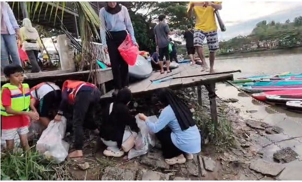 Komunitas pungut sampah