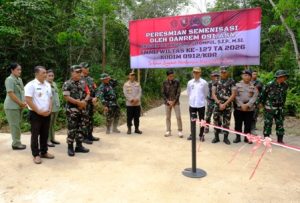 Peresmian semenisasi jalan di hasil TTMD di Linggang Bigung, Kubar,.