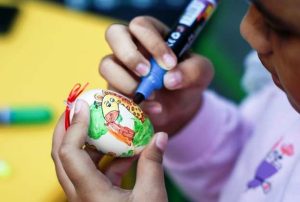 Peserta lomba mewarnai telur di IKN