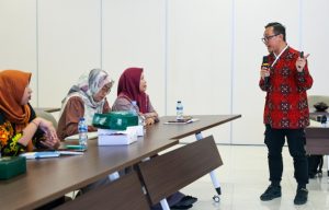 Pelaku ekraf di IKN sedang mengikuti pelatihan