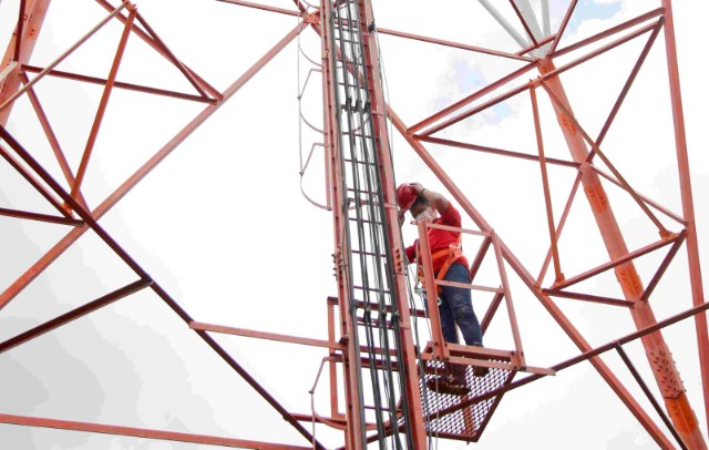 Telkomsel optimalkan Spektrum 700 MHz dan 2,6 GHz secara bertahap guna mendukung program pemerintah menghadirkan konektivitas digital yang semakin cepat, andal, merata, dan inklusif bagi masyarakat Indonesia.